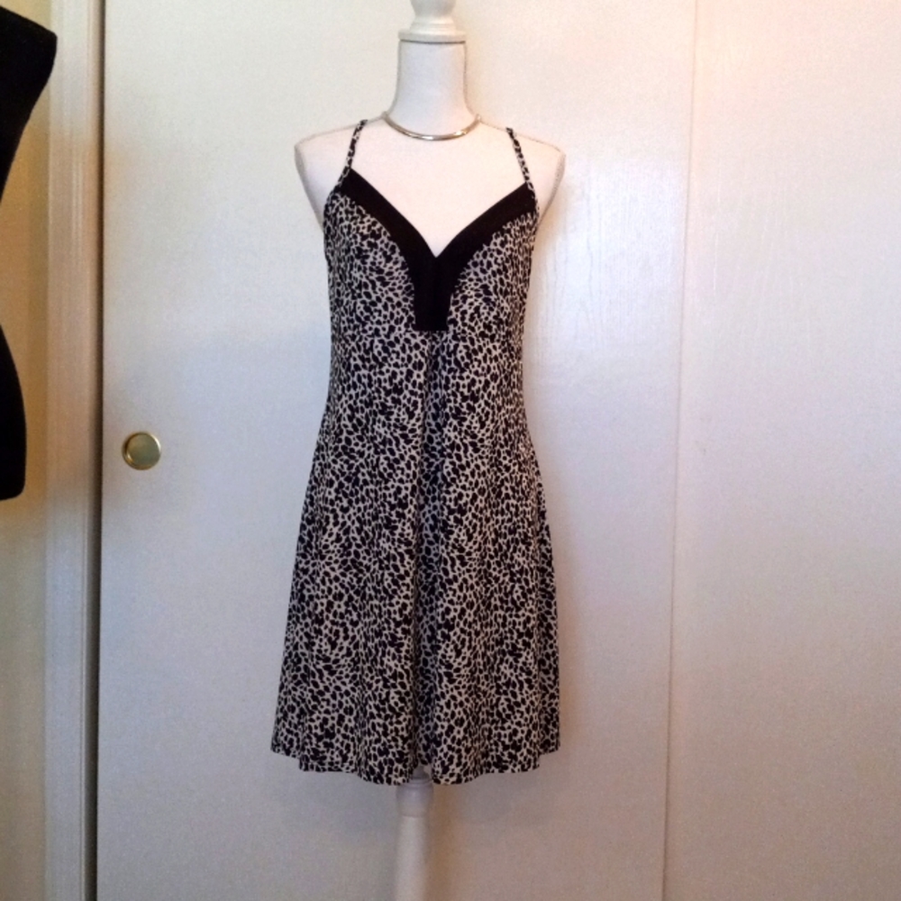 🖤😴Black & White Print V-Neck Short Nightgown With Adjustable Straps. Size LG